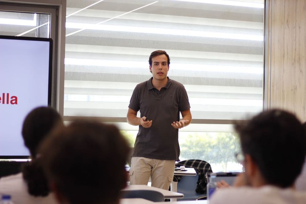 Nacho Sánchez presentando ante una cohorte